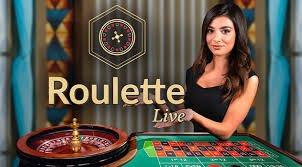 Baccarat Live ဂိမ်း dealer နှင့် ကစားနေသောမြင်ကွင်း